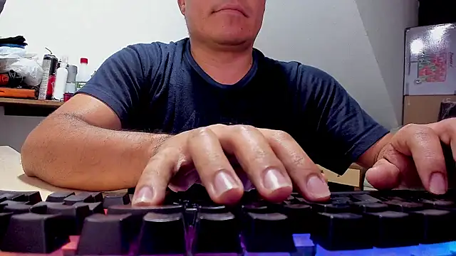 Snapshot of Jhonatan_Morales_S chatting on 10-18-25, 04:14 Jhonatan Morales S online show from 10-18-25, 04:14