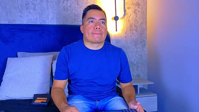 Snapshot of Jhonatan_Morales_S chatting on 12-17-25, 01:43 Jhonatan Morales S online show from 12-17-25, 01:43