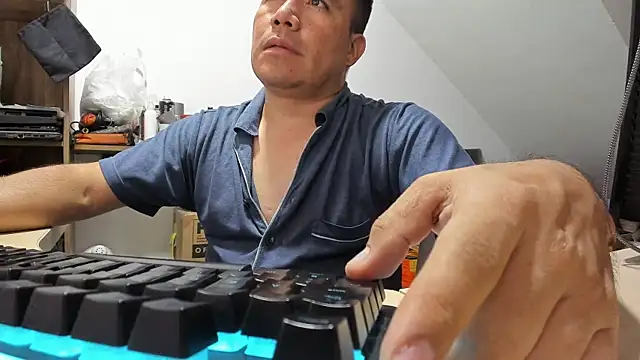 Snapshot of Jhonatan_Morales_S chatting on 11-21-25, 04:00 Jhonatan Morales S online show from 11-21-25, 04:00