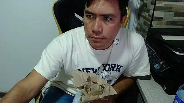 Snapshot of Jhonatan_Morales_S chatting on 11-03-25, 10:24 Jhonatan Morales S online show from 11-03-25, 10:24