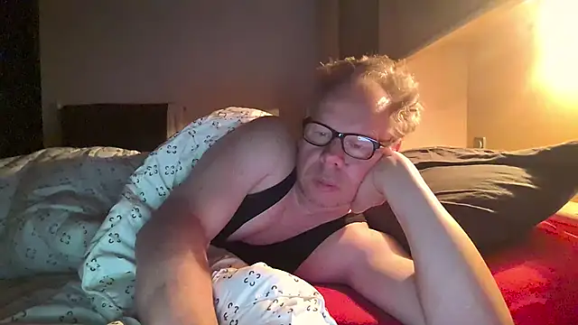 Snapshot of kinkyslet8 chatting on 09-29-25, 04:52 kinkyslet8 online show from 09-29-25, 04:52