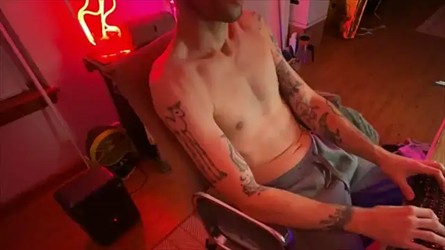 Snapshot of RuffClvb chatting on 10-17-25, 08:06 RuffClvb online show from 10-17-25, 08:06