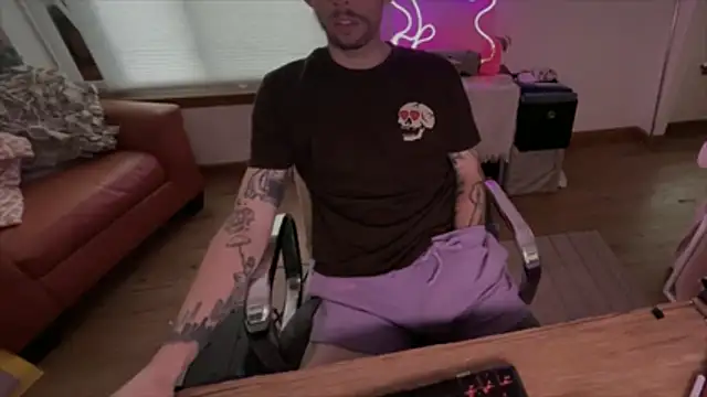 Snapshot of RuffClvb chatting on 10-26-25, 11:38 RuffClvb online show from 10-26-25, 11:38