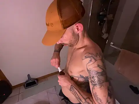 Snapshot of RuffClvb chatting on 01-28-25, 11:28 RuffClvb online show from 01-28-25, 11:28