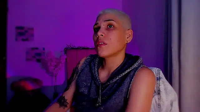 Charlee pink online show from 02-25-26, 04:45