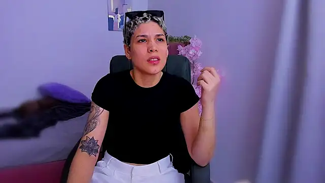 Charlee pink online show from 11-18-25, 08:56