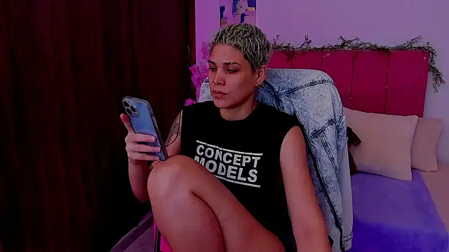 Snapshot of Charlee_pink chatting on 10-17-25, 07:15 Charlee pink online show from 10-17-25, 07:15