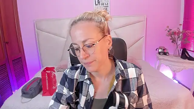 Snapshot of SammySanders chatting on 01-18-26, 03:15 SammySanders online show from 01-18-26, 03:15