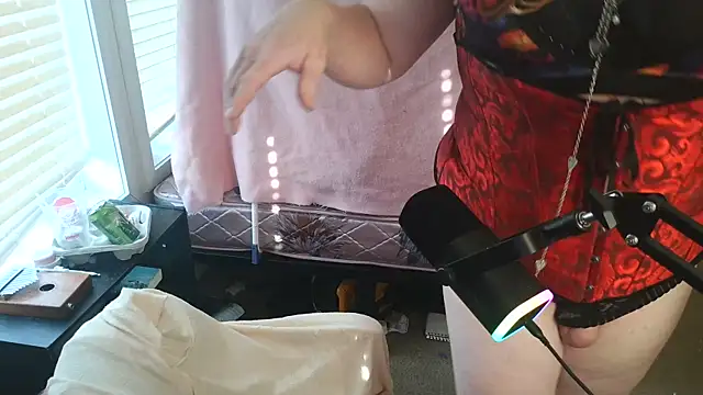 EmberLee online show from 10-05-25, 08:54