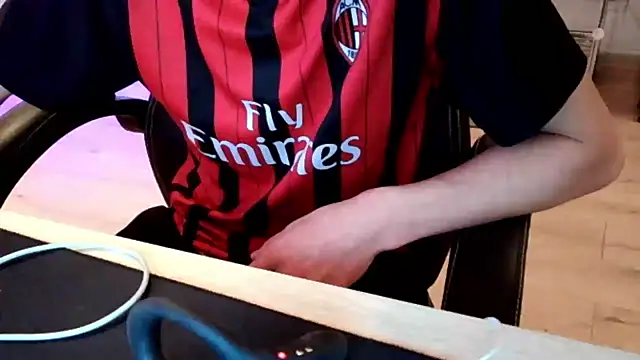 Snapshot of ElViko11 chatting on 11-12-25, 08:45 ElViko11 online show from 11-12-25, 08:45