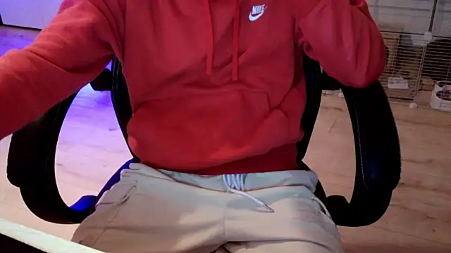 Snapshot of ElViko11 chatting on 11-08-25, 12:14 ElViko11 online show from 11-08-25, 12:14