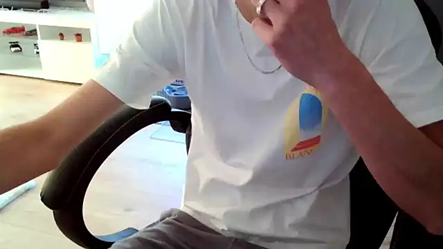 Snapshot of ElViko11 chatting on 11-18-25, 02:42 ElViko11 online show from 11-18-25, 02:42