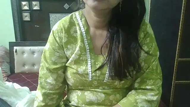 Snapshot of couplesuni chatting on 10-24-25, 03:05 couplesuni online show from 10-24-25, 03:05