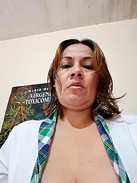 Snapshot of Zaralu_ chatting on 05-23-26, 01:43 Zaralu online show from 05-23-26, 01:43