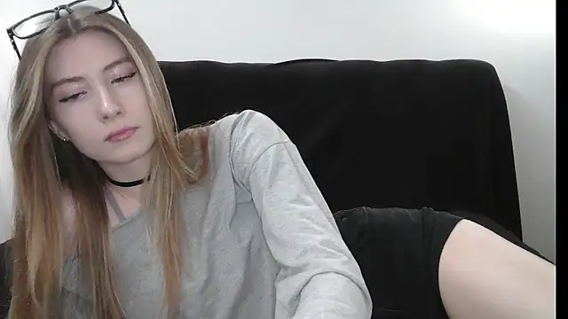 Snapshot of ErikaShyy chatting on 05-12-26, 11:49 ErikaShyy online show from 05-12-26, 11:49