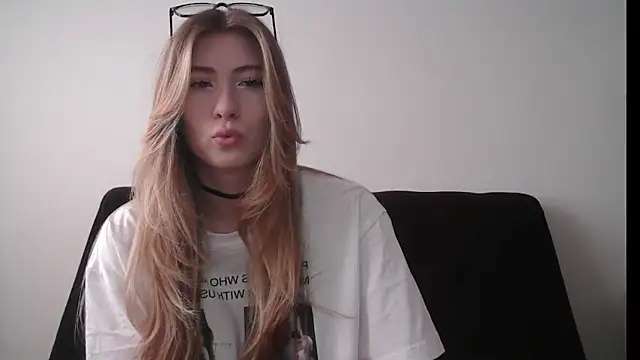 Snapshot of ErikaShyy chatting on 10-16-25, 11:07 ErikaShyy online show from 10-16-25, 11:07