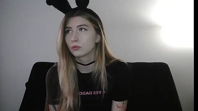 ErikaShyy online show from 12-18-25, 11:14