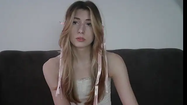 Snapshot of ErikaShyy chatting on 02-04-25, 01:06 ErikaShyy online show from 02-04-25, 01:06