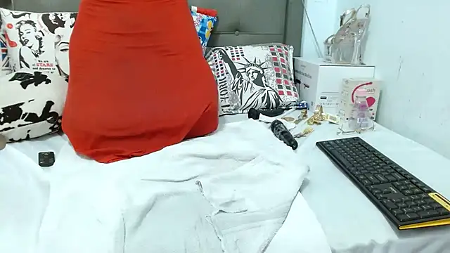 Snapshot of katysquirtdirty chatting on 09-15-25, 11:32 katysquirtdirty online show from 09-15-25, 11:32