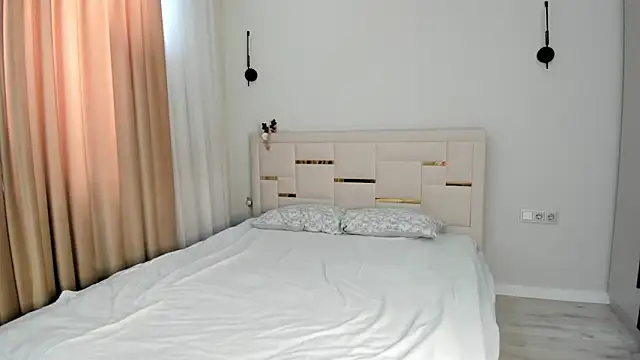 Lola Peach online show from 03-11-26, 05:56