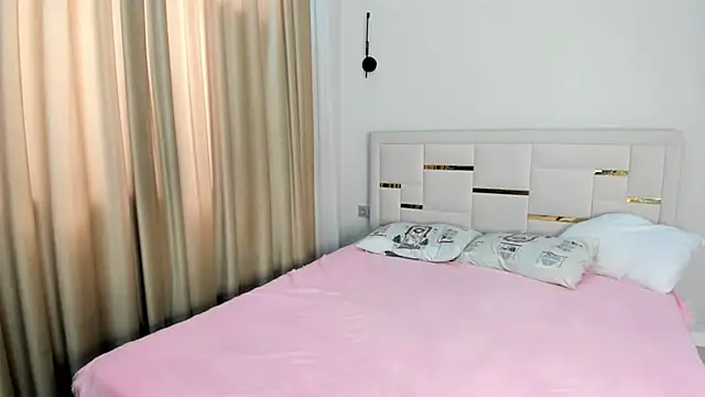 Lola Peach online show from 04-17-26, 04:59