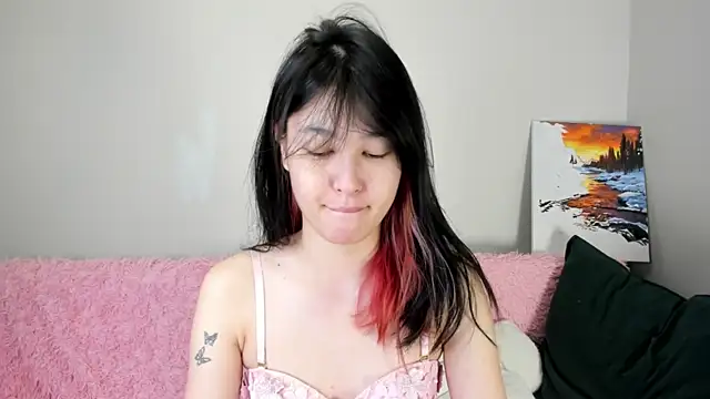 Snapshot of Lola_Peach chatting on 07-17-26, 04:32 Lola Peach online show from 07-17-26, 04:32
