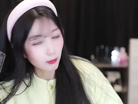 Nuyoah-77 online show from 12-15-25, 01:28