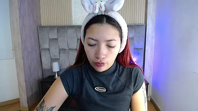 Snapshot of Mia_Rinn chatting on 10-21-25, 01:21 Mia Rinn online show from 10-21-25, 01:21