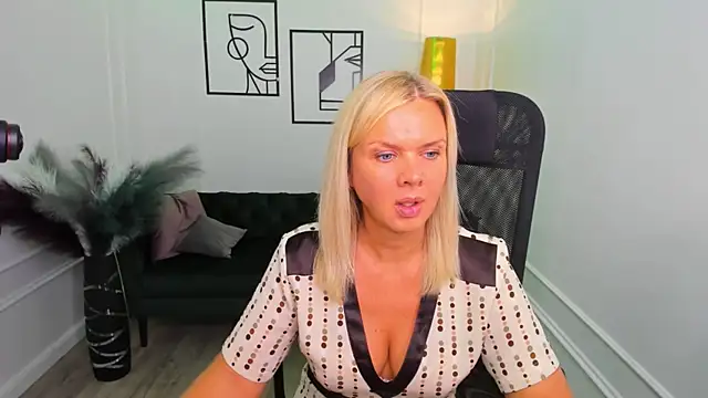 AgathaKlouin online show from 01-18-26, 07:17