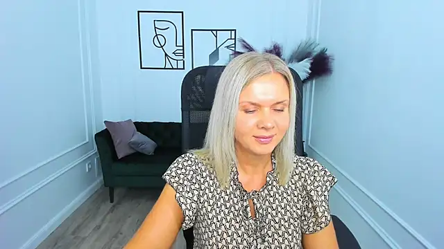 AgathaKlouin online show from 11-09-25, 07:40