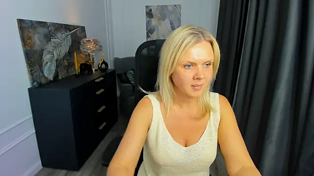 AgathaKlouin online show from 04-18-26, 11:45