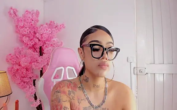 Snapshot of Mia_Jansen chatting on 01-10-25, 08:48 Mia Jansen online show from 01-10-25, 08:48