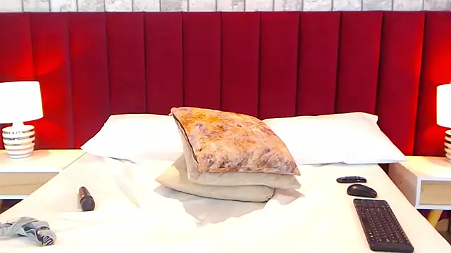 Snapshot of EmilyKnight chatting on 02-26-25, 01:46 EmilyKnight online show from 02-26-25, 01:46