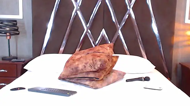 Snapshot of EmilyKnight chatting on 03-01-25, 01:43 EmilyKnight online show from 03-01-25, 01:43