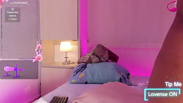 Snapshot of EmilyyStuart chatting on 02-20-26, 06:26 EmilyyStuart online show from 02-20-26, 06:26