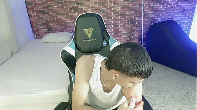 zacariasss  online show from 09-11-25, 04:12