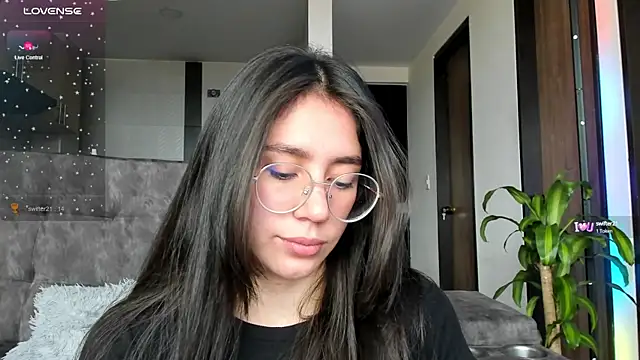 Snapshot of emmadiaz1 chatting on 12-18-24, 05:42 emmadiaz1 online show from 12-18-24, 05:42