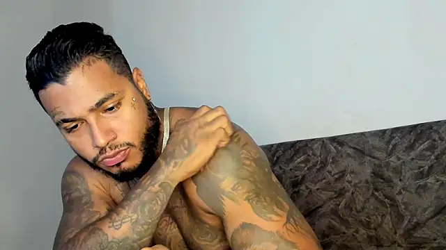 Snapshot of Exotic_tatto27121 chatting on 10-29-25, 06:07 Exotic tatto27121 online show from 10-29-25, 06:07