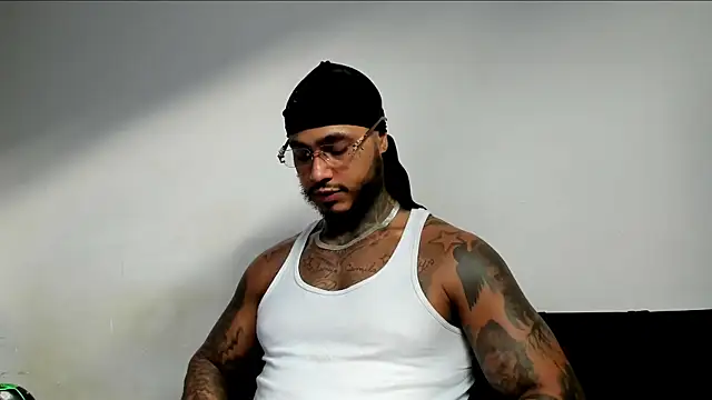 Snapshot of Exotic_tatto27121 chatting on 05-31-26, 10:32 Exotic tatto27121 online show from 05-31-26, 10:32