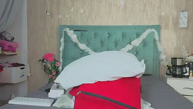 Alexa roussee online show from 12-19-25, 01:02