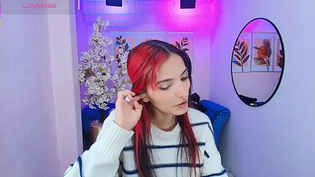 Snapshot of Dafne_huges chatting on 10-19-25, 12:30 Dafne huges online show from 10-19-25, 12:30