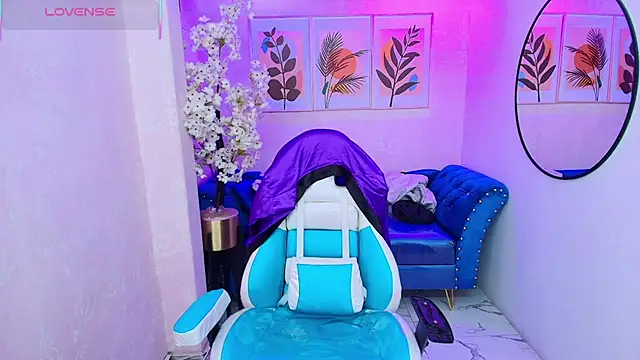 Snapshot of Dafne_huges chatting on 10-15-25, 07:44 Dafne huges online show from 10-15-25, 07:44