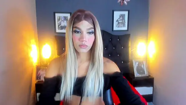 Snapshot of Sara-Smith- chatting on 09-25-25, 12:22 Sara-Smith- online show from 09-25-25, 12:22