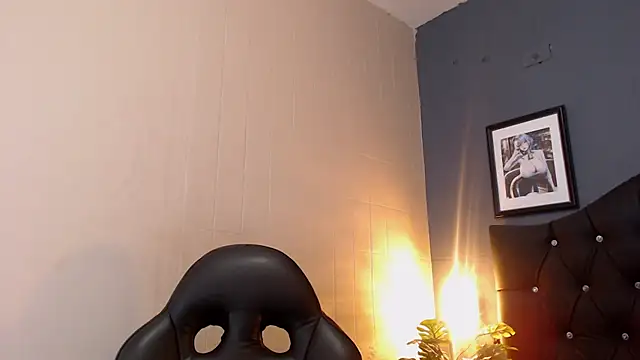 Snapshot of Sara-Smith- chatting on 10-04-25, 12:17 Sara-Smith- online show from 10-04-25, 12:17