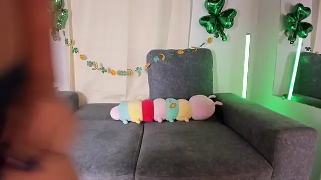 zoe roux21 online show from 03-18-25, 07:44