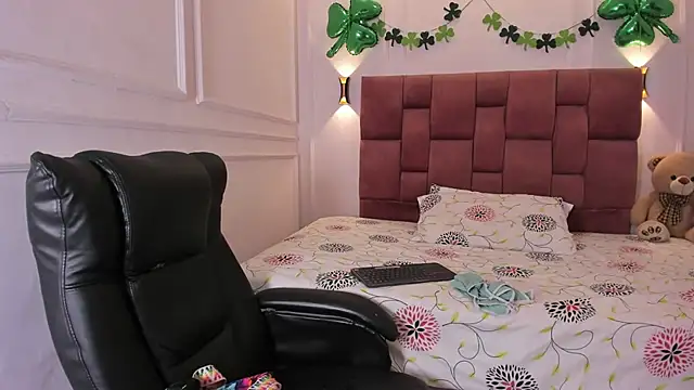 zoe roux21 online show from 03-19-25, 07:17