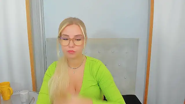 Snapshot of KristyHoney chatting on 02-28-25, 06:32 KristyHoney online show from 02-28-25, 06:32