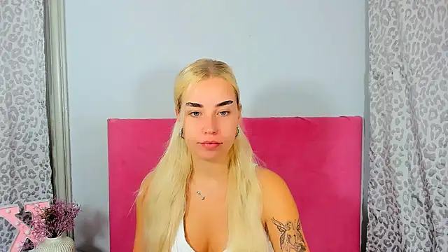 Snapshot of KristyHoney chatting on 10-10-25, 05:19 KristyHoney online show from 10-10-25, 05:19