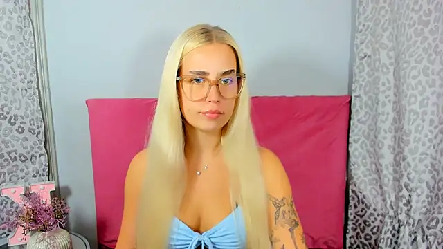 Snapshot of KristyHoney chatting on 10-14-25, 02:28 KristyHoney online show from 10-14-25, 02:28