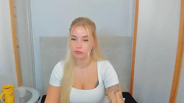 Snapshot of KristyHoney chatting on 03-03-25, 09:45 KristyHoney online show from 03-03-25, 09:45